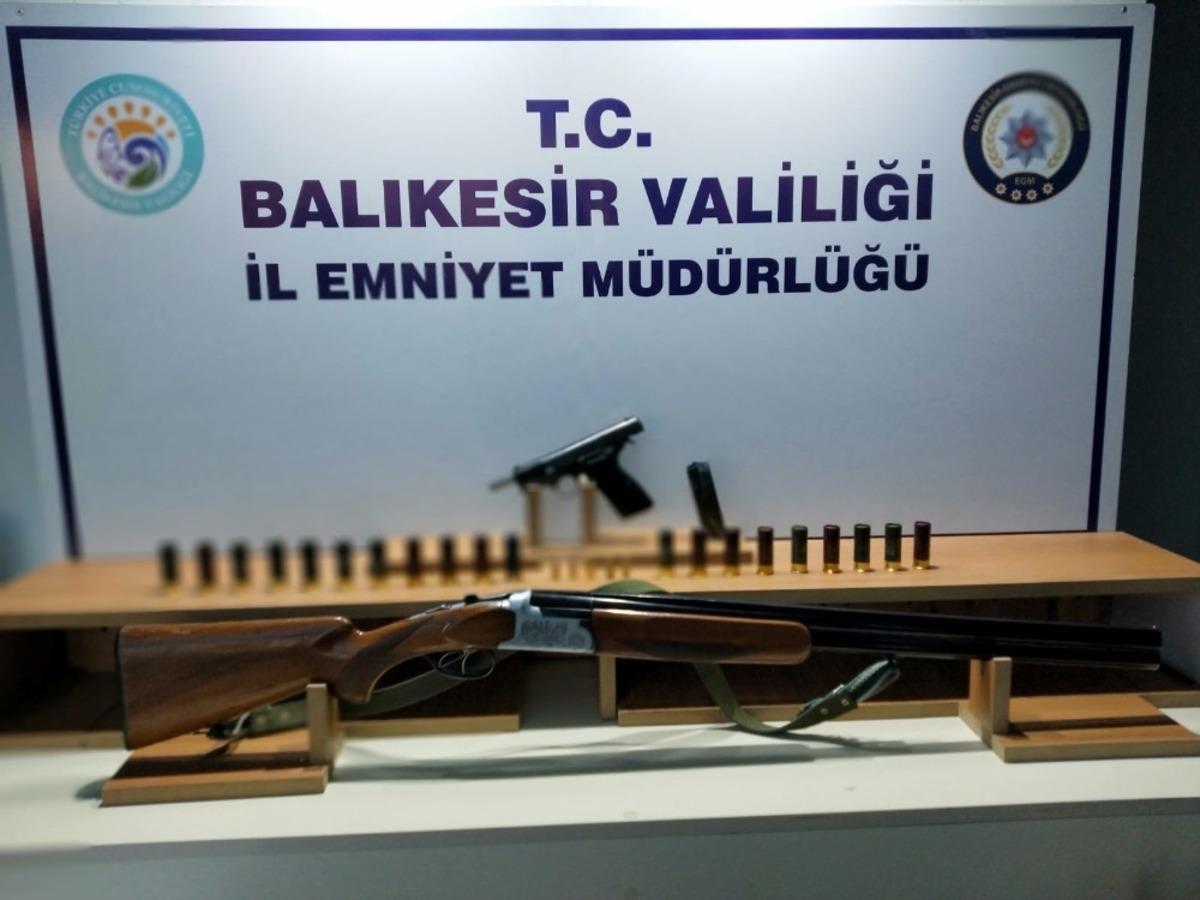 Balıkesir&rsquo;de polis 5 g&uuml;nde 40 aranan şahıs ve 38 silah ele ge&ccedil;irildi