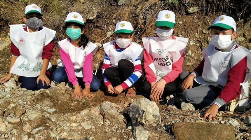 Erzin&rsquo;de &ccedil;am fidanları toprakla buluştu