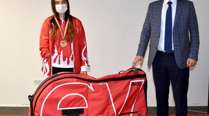 Milli sporcu Miray Ulaş&rsquo;a malzeme desteği