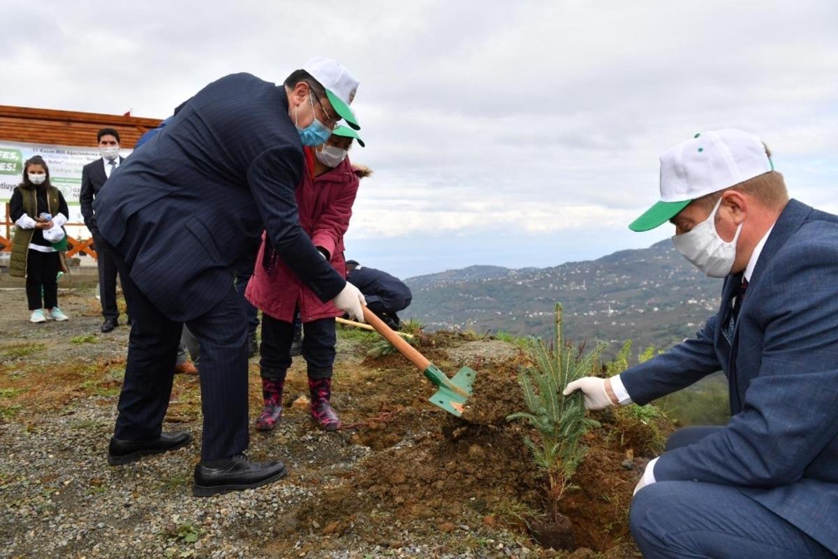 Minik eller fidanları toprakla buluşturdu