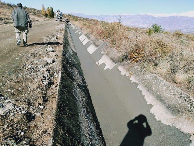 Eski ve bakıma ihtiyacı olan sulama kanalları yenileniyor