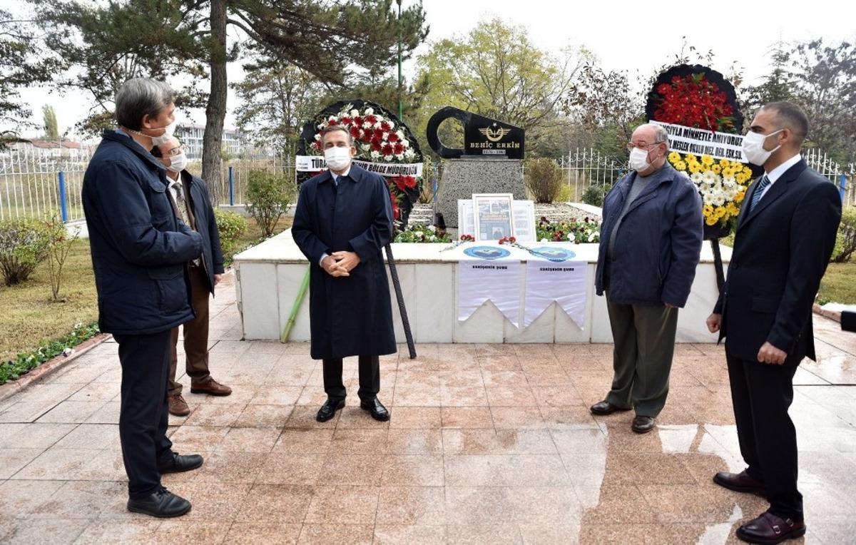 Behi&ccedil; Erkin &ouml;l&uuml;m&uuml;n&uuml;n 59. yıld&ouml;n&uuml;m&uuml;nde kabri başında anıldı
