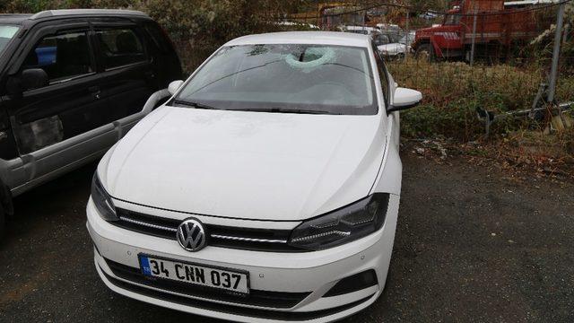 Yamaçtan kopan kaya parçası otomobilinin üzerine düşen ilaç mümessili hayatını kaybetti