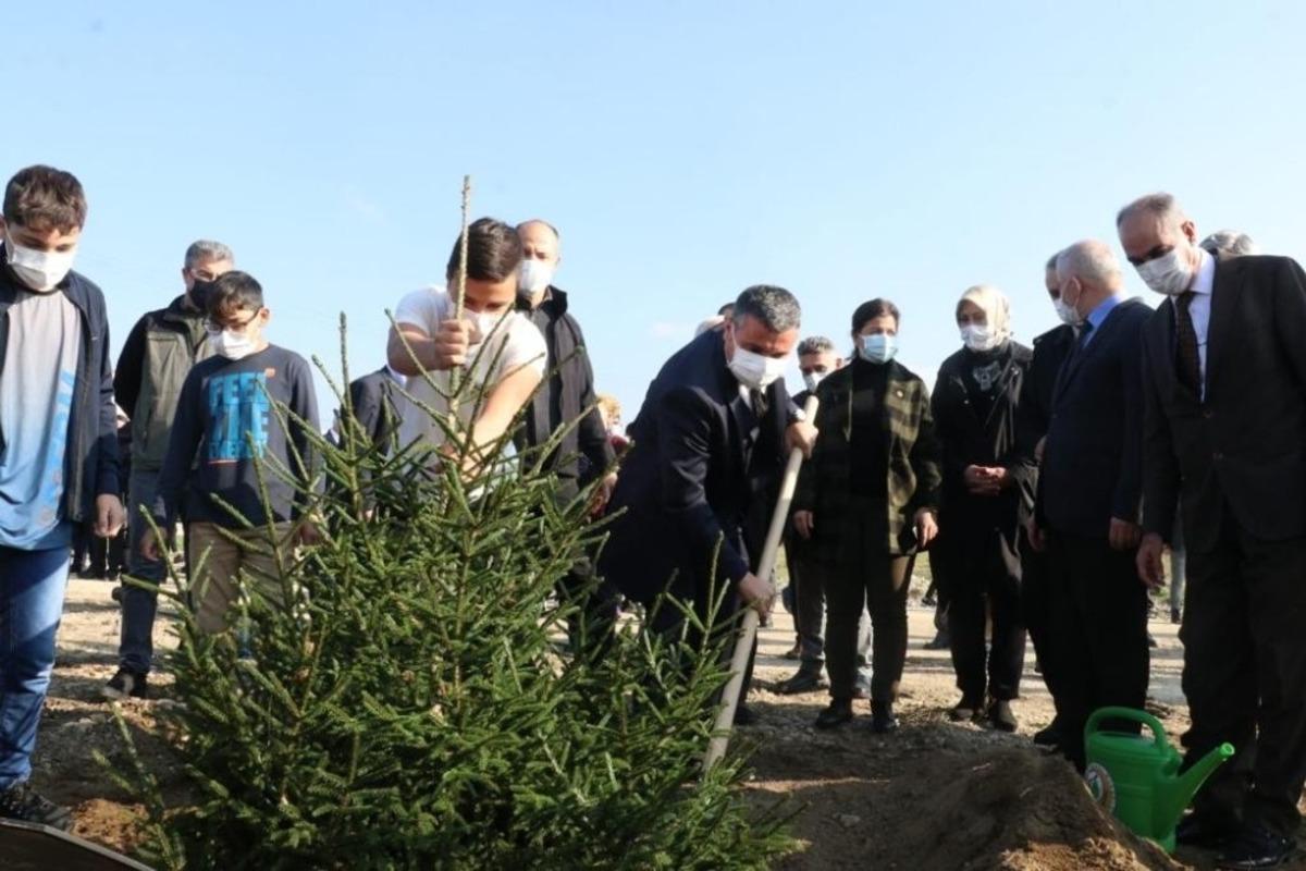 D&uuml;zce&rsquo;de &lsquo;Geleceğe nefes&rsquo; seferberliğiyle fidanlar toprakla buluştu