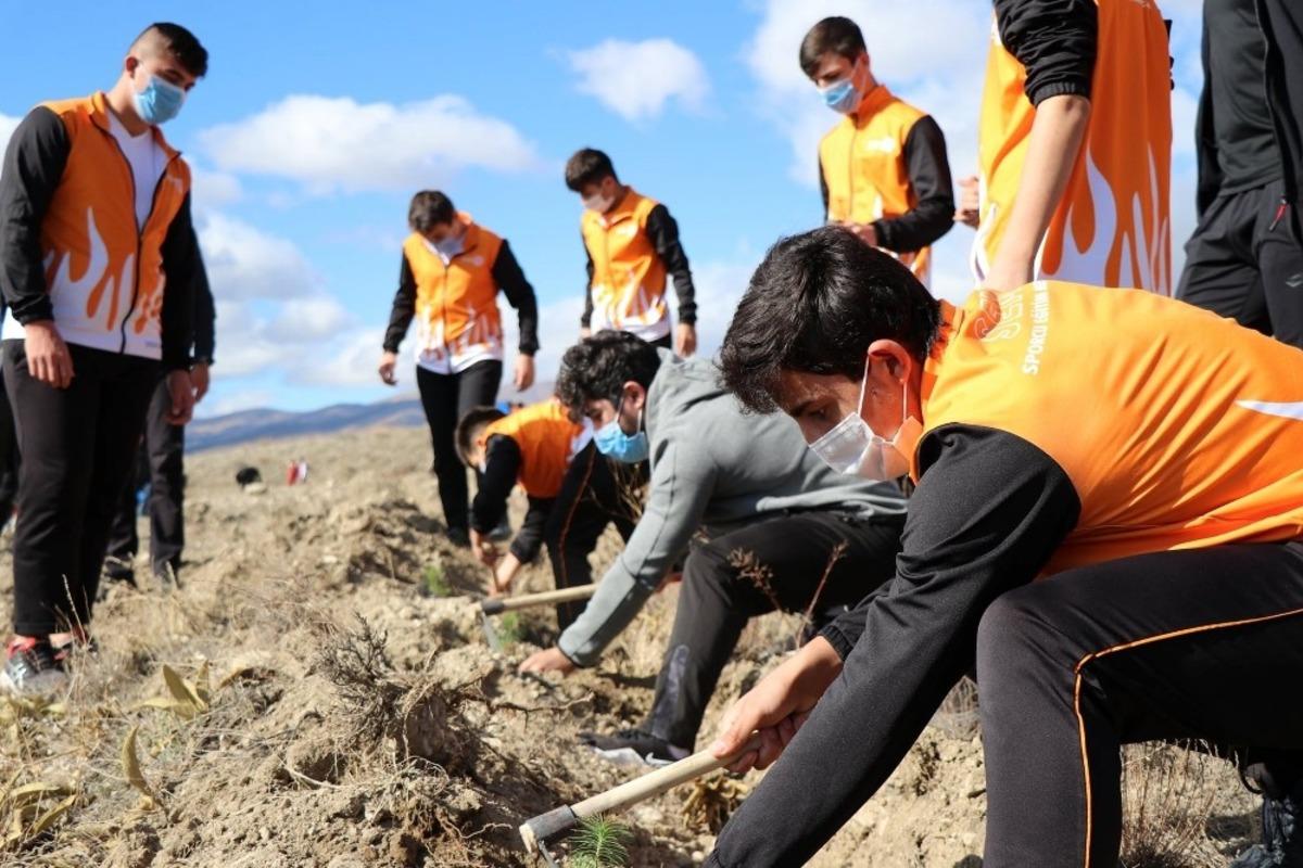 Erzincan&rsquo;da binlerce fidan toprakla buluştu