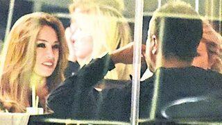 Serdar Bilgili flaşlar patlayınca kızları bırakıp kaçtı