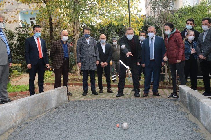 Gaziosmanpaşa’da gençler, Milli Ağaçlandırma Günü’nde fidan dikti G2