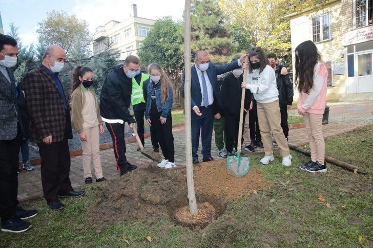 Gaziosmanpaşa’da gençler, Milli Ağaçlandırma Günü’nde fidan dikti G3