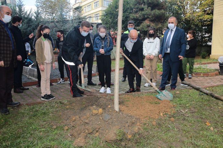 Gaziosmanpaşa’da gençler, Milli Ağaçlandırma Günü’nde fidan dikti G5