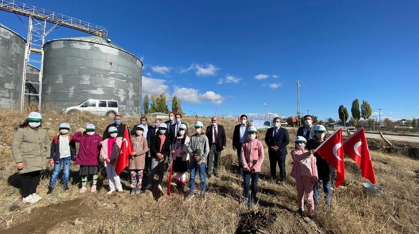 Horasan’da Geleceğe Nefes Projesi kapsamında 300 fidan toprakla buluştu