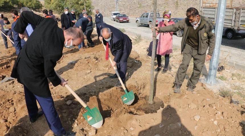 Yahyalı’da geleceğe nefes olmak fidan dikildi