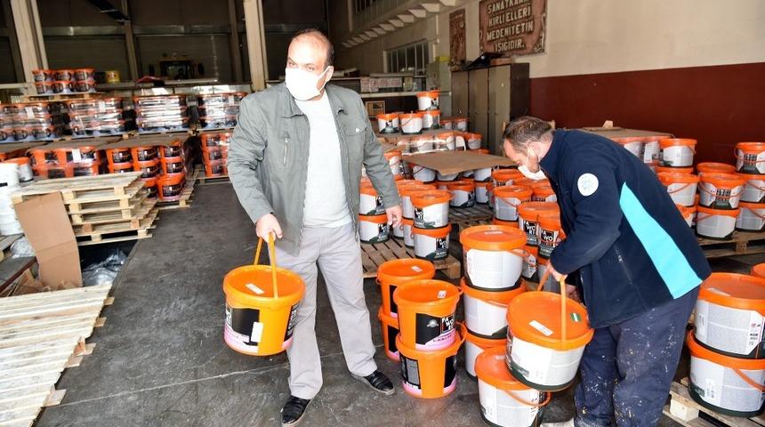 Sel&ccedil;uklu Belediyesinden okullara boya yardımı