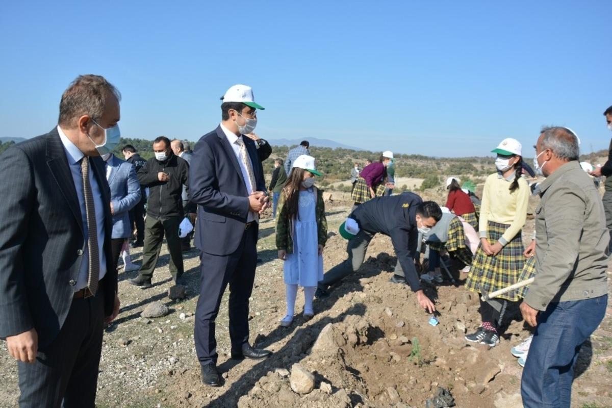 Selendi&rsquo;de fidanlar toprakla buluştu