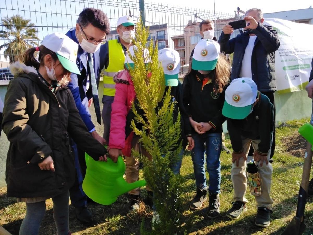 Geleceğe nefes fidanlar toprakla buluştu
