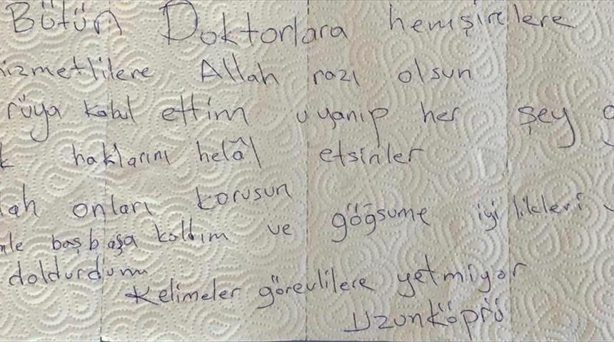 Sağlık &ccedil;alışanlarına ş&uuml;kran duygularını kağıt havluya yazdığı notla iletti