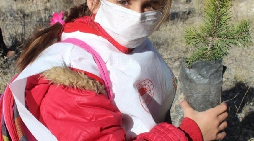 Iğdır&rsquo;da binlerce fidan toprakla buluştu