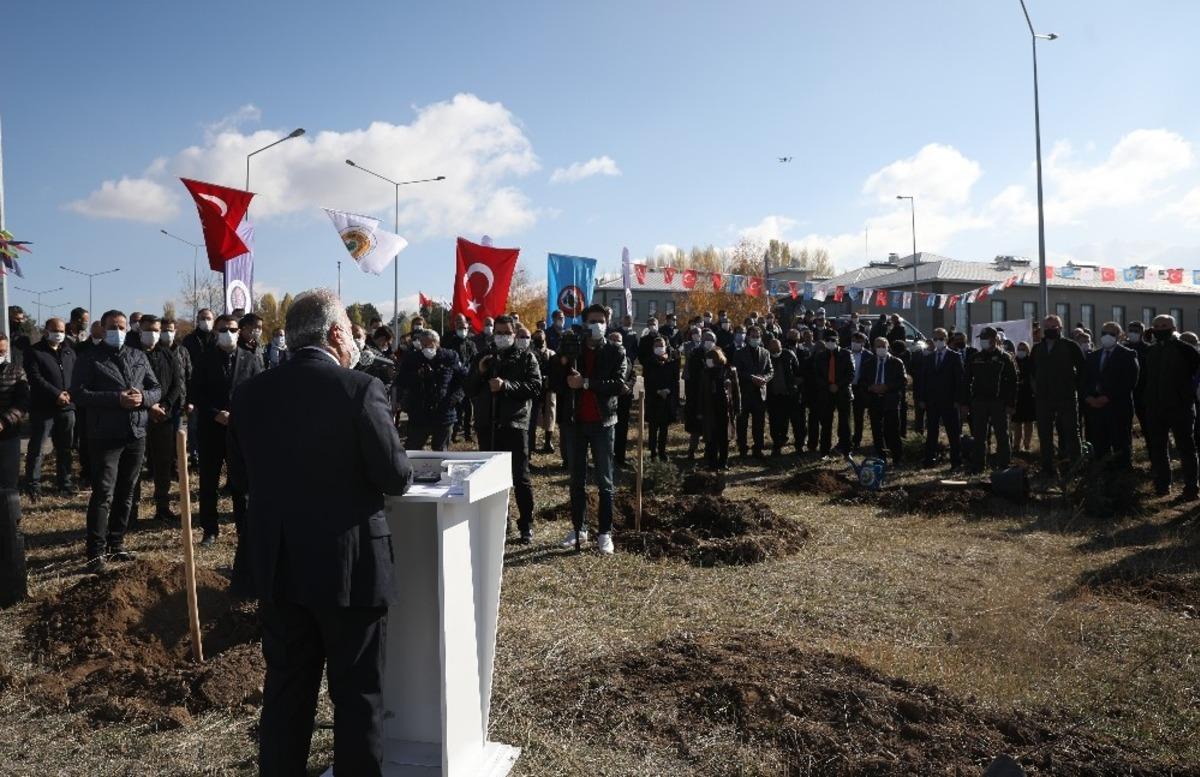 Geleceğe nefes i&ccedil;in fidanlar toprakla buluştu