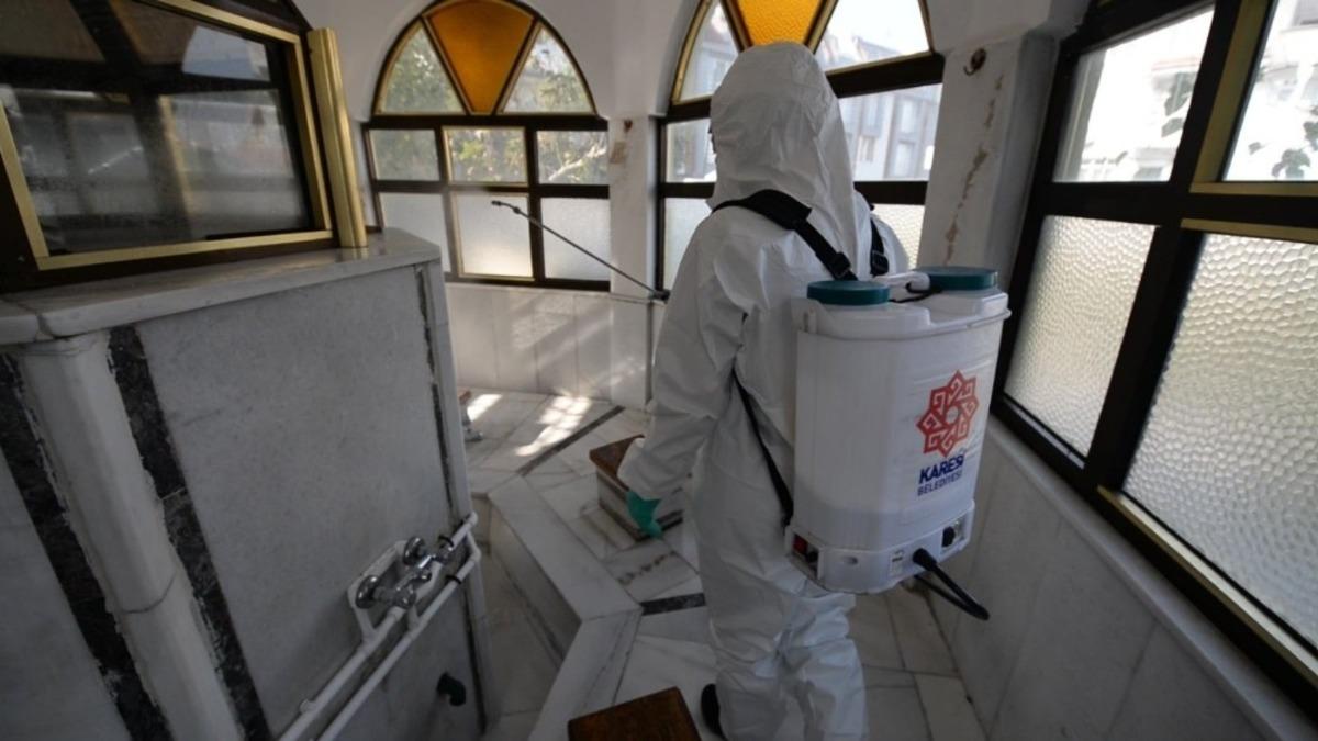 Karesi&rsquo;de camiler ve kur&rsquo;an kursları dezenfekte ediliyor