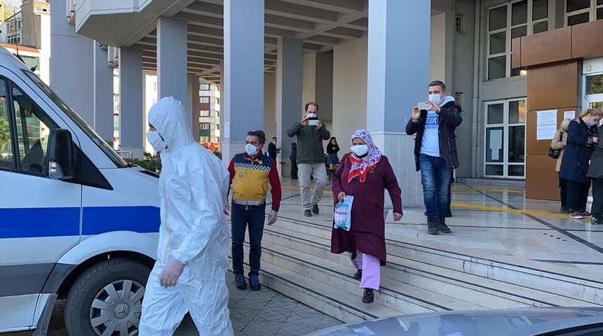 Zonguldak'ta karantina ihlali yapan kadın valilik binasına girerken yakalandı