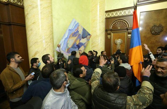 Ermenistan'da protestocular devlet binalarını bastı
