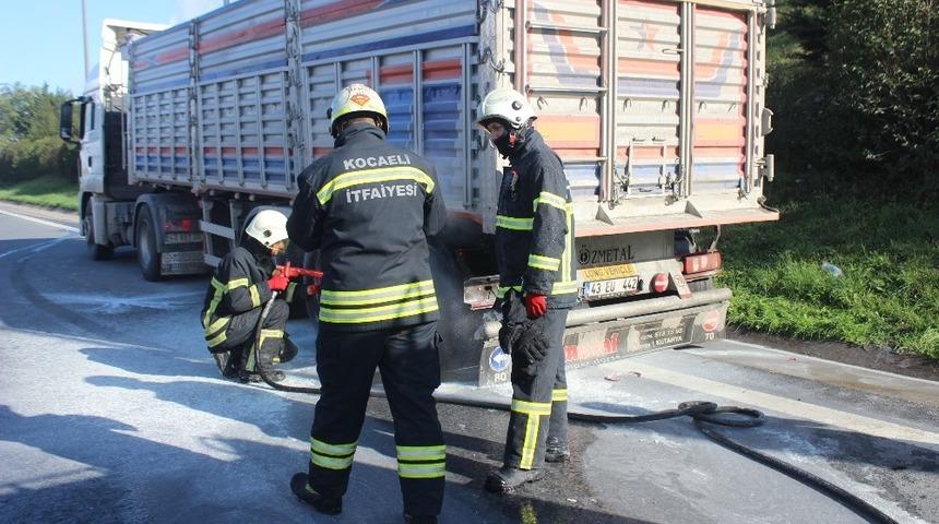 Balataları tutuşan tırı yanmaktan itfaiye ekipleri kurtardı