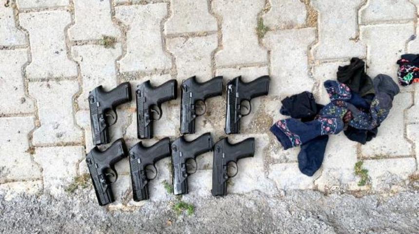 'Dur' uyarısına rağmen kaçtı, araziye attığı çorapların içinden 8 tabanca çıktı