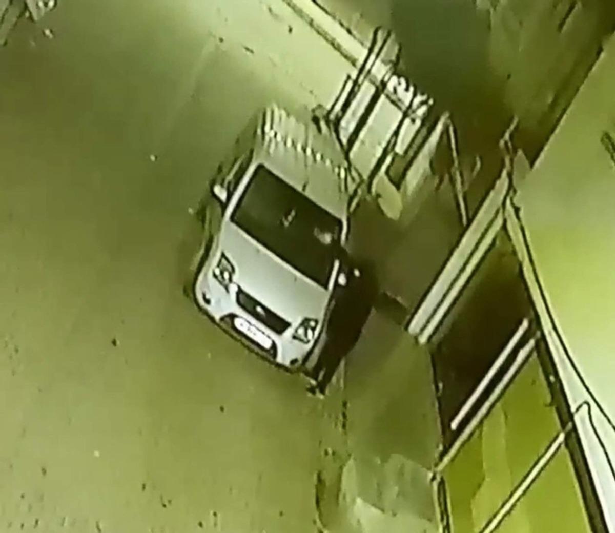 Siirt&rsquo;te aracın kundaklama anı g&uuml;venlik kamerasına yansıdı