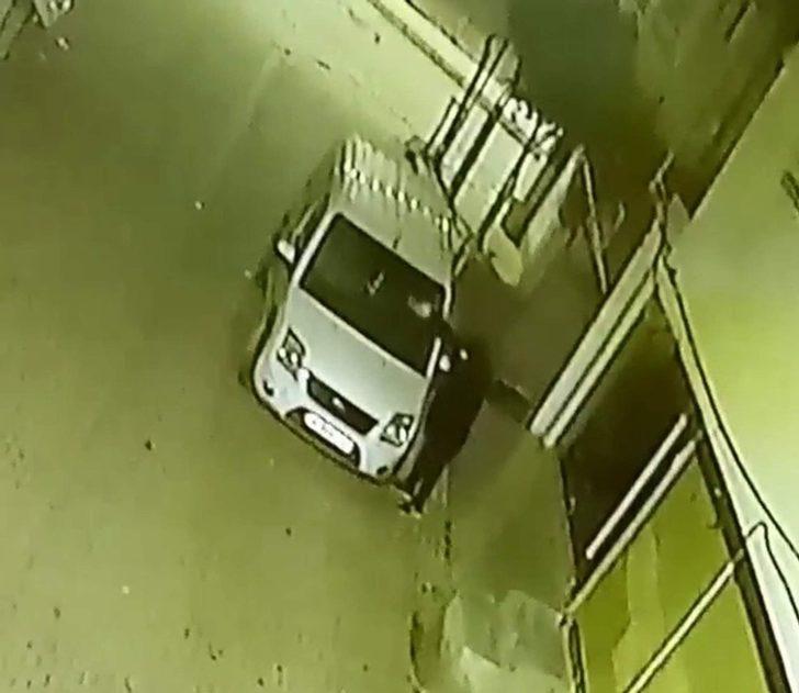 Siirt’te aracın kundaklama anı güvenlik kamerasına yansıdı G1