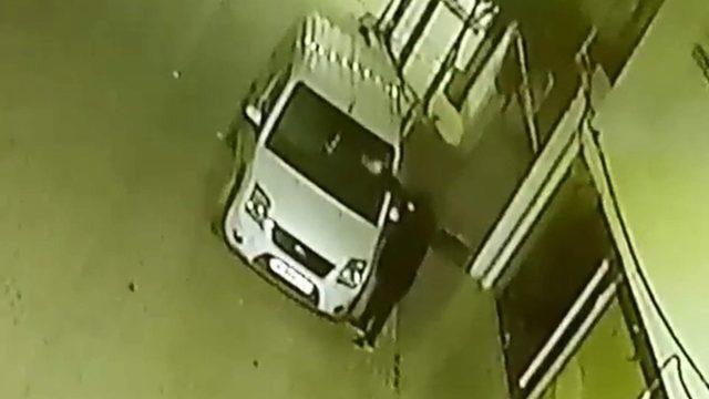 Siirt’te aracın kundaklama anı güvenlik kamerasına yansıdı