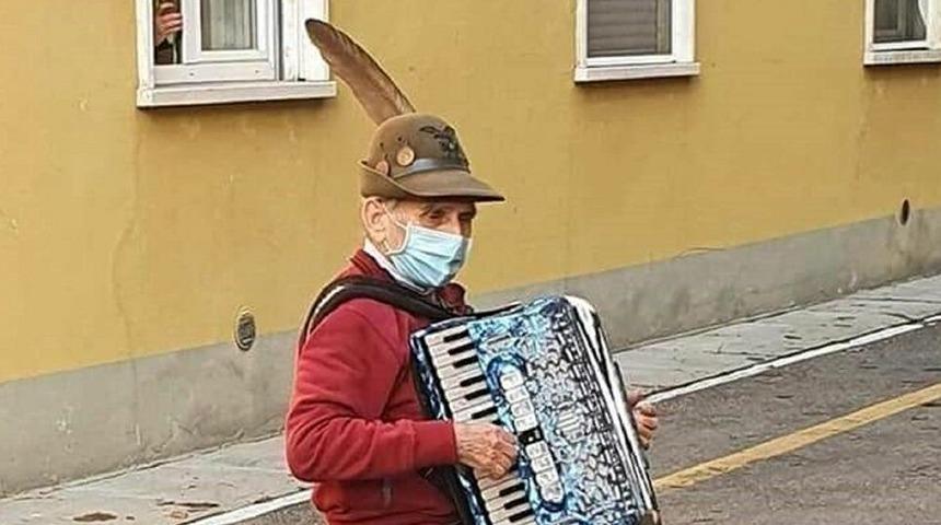 Hastanedeki eşinin penceresinin altında serenat yaptı!