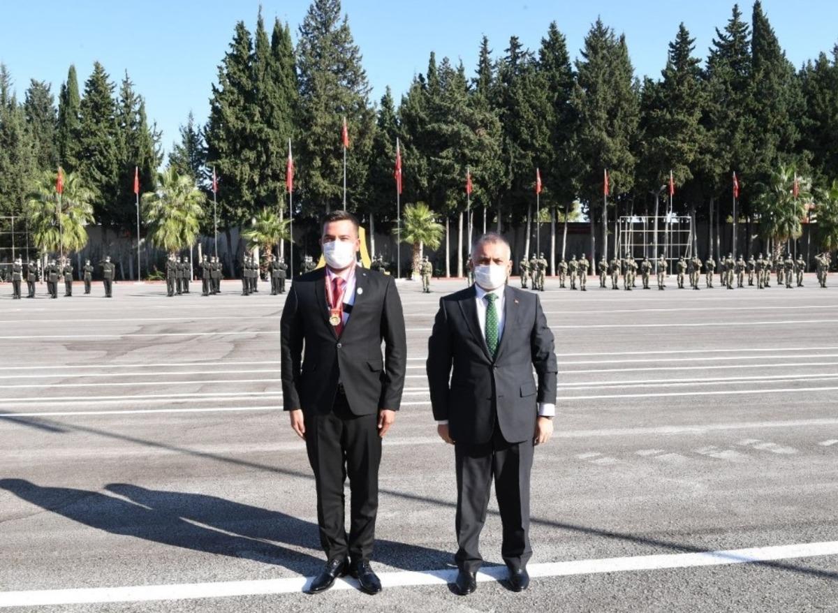 Antalyalı gaziye &uuml;st&uuml;n cesaret ve feragat madalyası