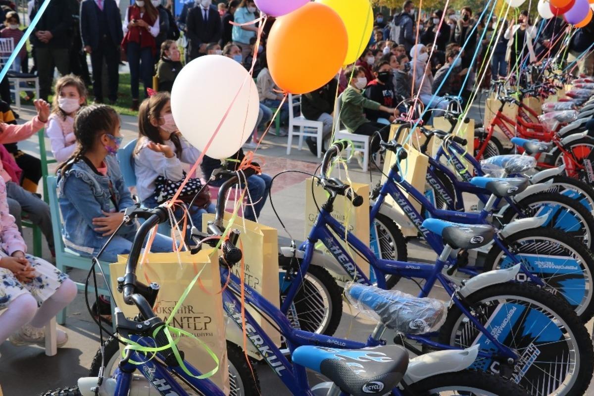 Fatma Şahin en &ccedil;ok kitap okuyan &ccedil;ocuklara bisiklet  hediye etti