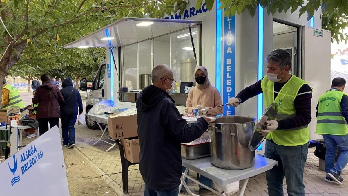Aliağa&rsquo;daki vatandaşlardan depremzedeler i&ccedil;in b&uuml;y&uuml;k dayanışma