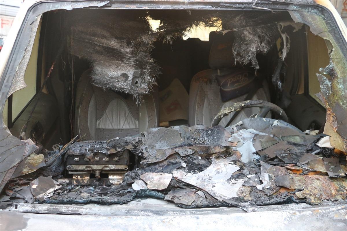 Siirt'te hafif ticari aracın kundaklanma anı g&uuml;venlik kamerasında