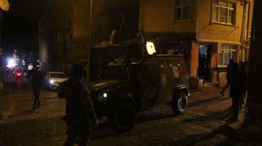 İstanbul Fatih'te hareketli gece! Polisi vurdu, &ouml;zel harekat sevk edildi