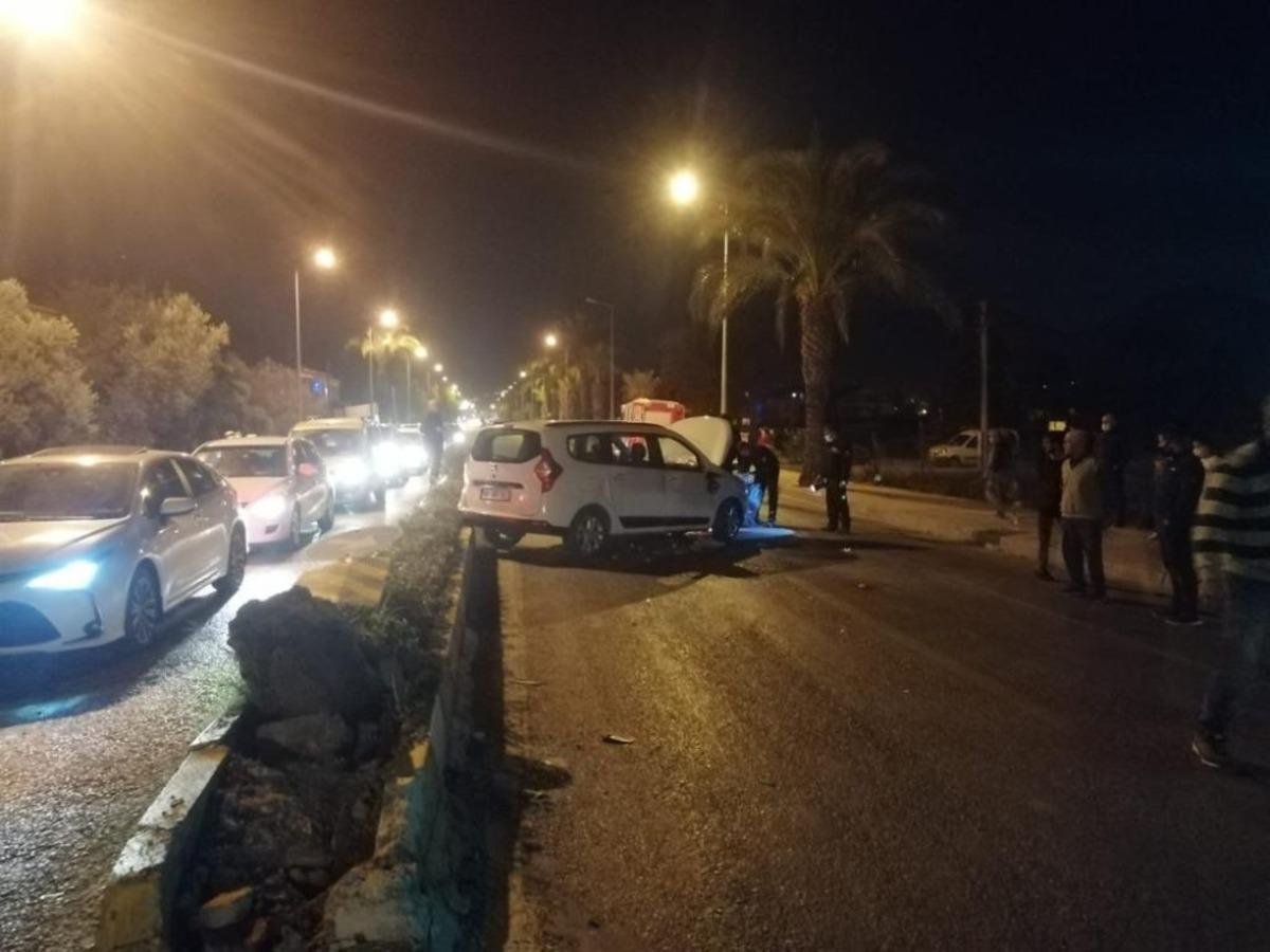 Fethiye&rsquo;de ref&uuml;je &ccedil;arpan otomobildeki 4 kişi yaralandı