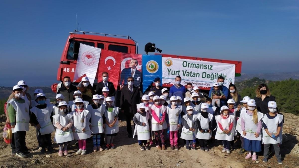 Kuşadası&rsquo;nda 150 kızıl&ccedil;am fidanı toprakla buluştu