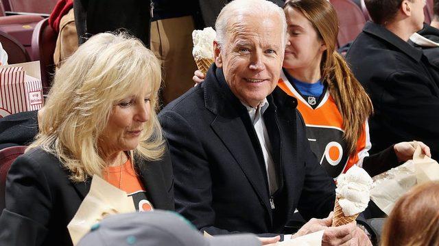 Biden çifti 21 Aralık 2016'da Philadelphia Flyers ile Washington Capitals karşılaşmasını izlerken
