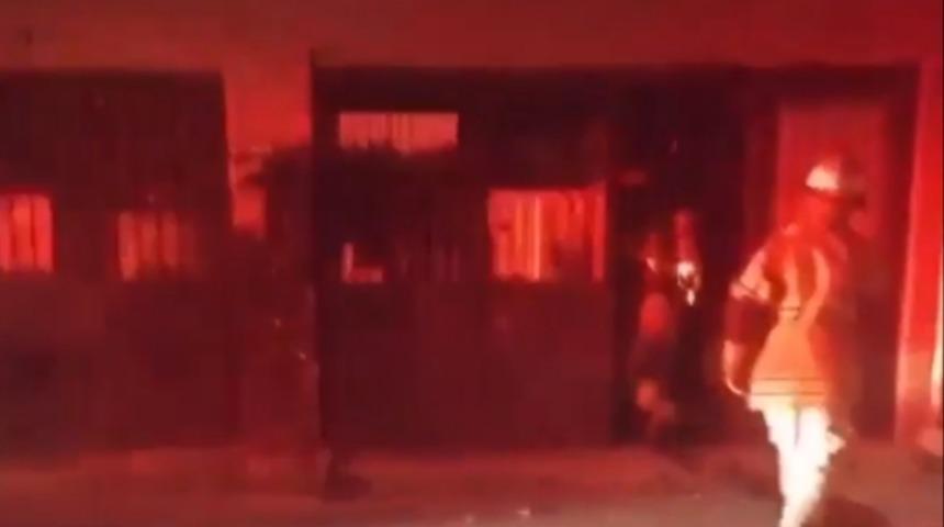 İzmir'deki mobilya at&ouml;lyesinde korkutan yangın