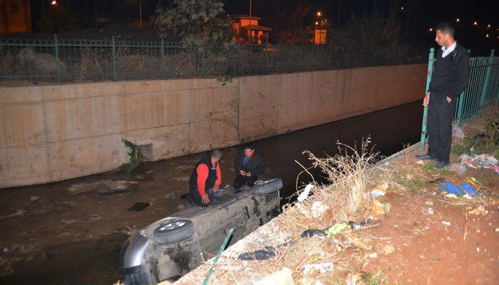 Kanala uçtukları aracın üzerinde yardım beklediler