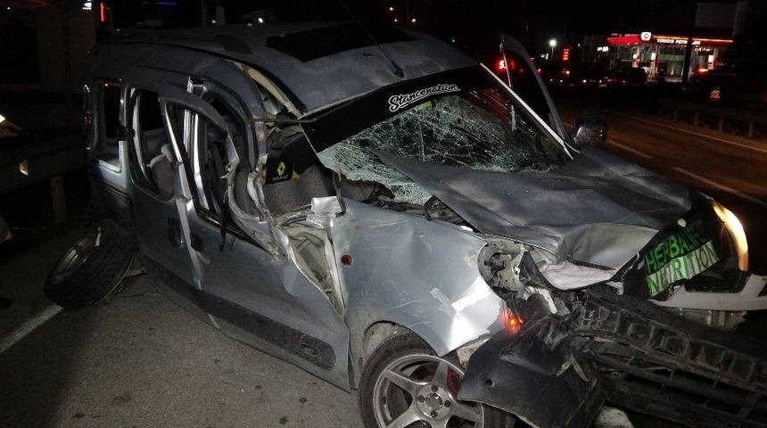 Kontrolden &ccedil;ıkan otomobil TIR&rsquo;a yandan &ccedil;arpıp karşı şeride u&ccedil;tu: 2 yaralı