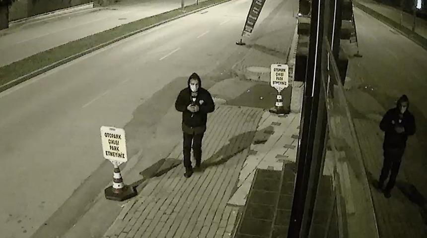 Bisiklet hırsızı önce maskesini taktı, inceledi ve çaldı