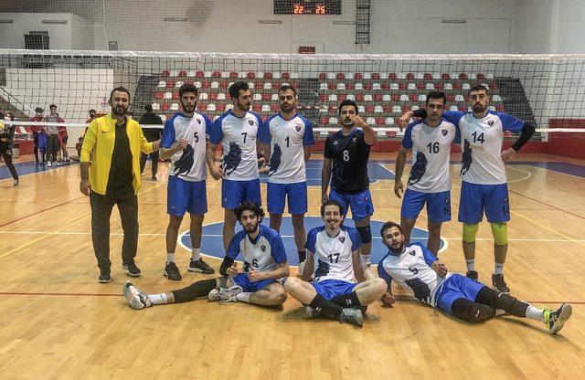 Karacabey Belediyespor voleybolda liderliği sevdi