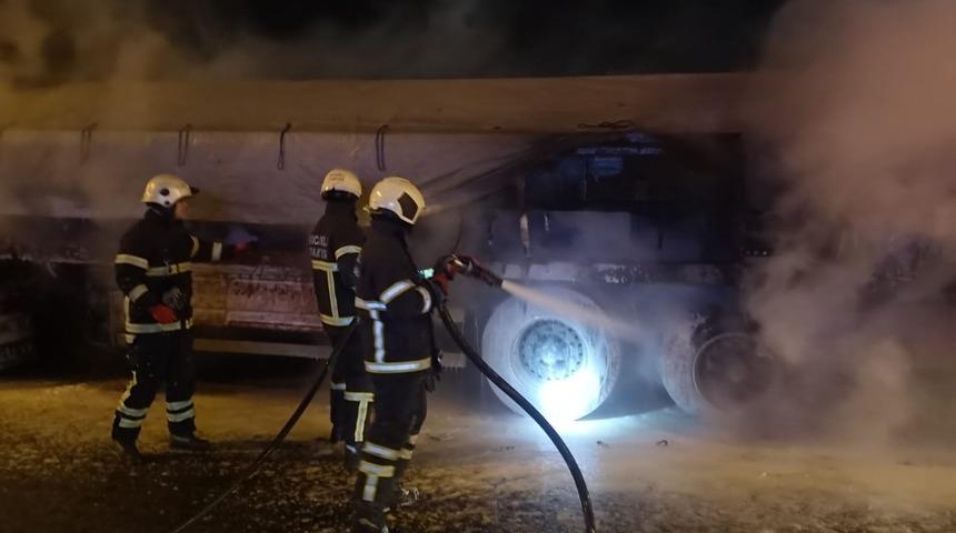 Lastiği patlayınca alev alan tırı yanmaktan itfaiye kurtardı