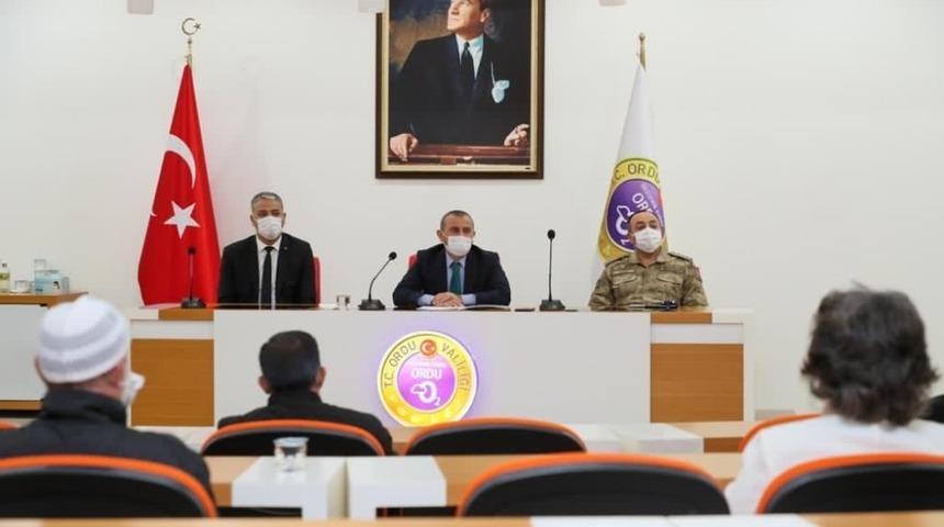 Vali g&ouml;&ccedil;menlerle bir arada