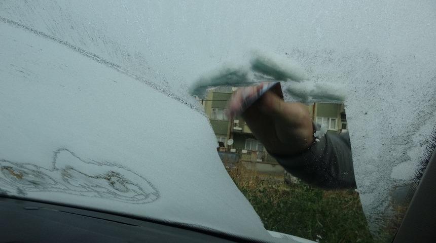 Bir kent buz kesti! Arabaların camları dondu