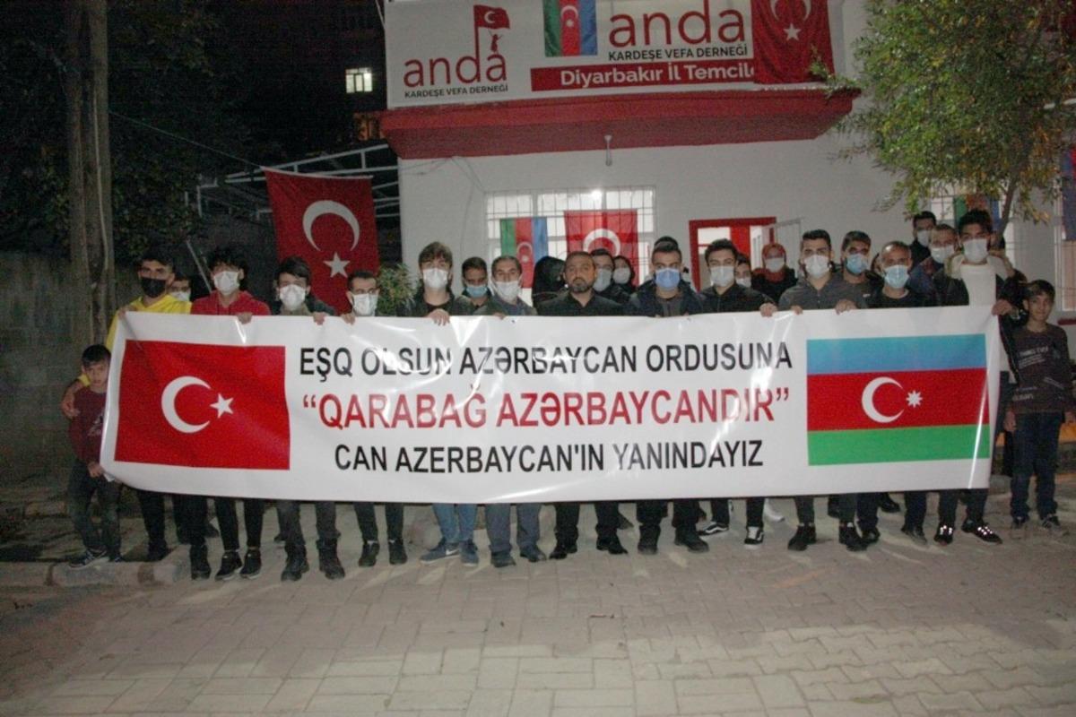 Azerbaycan&rsquo;ın Ermenistan zaferi Diyarbakır&rsquo;da kutlandı