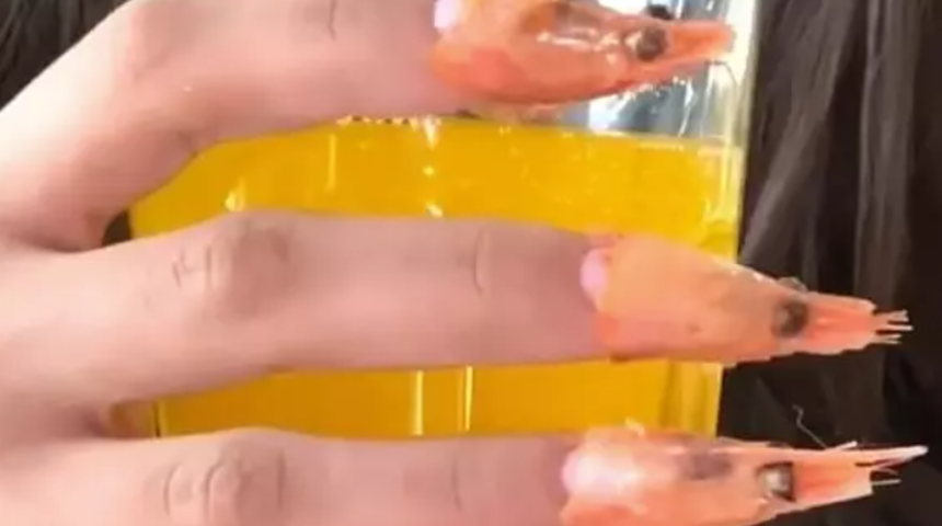 Karidesten tırnak yaptı sosyal medya yıkıldı