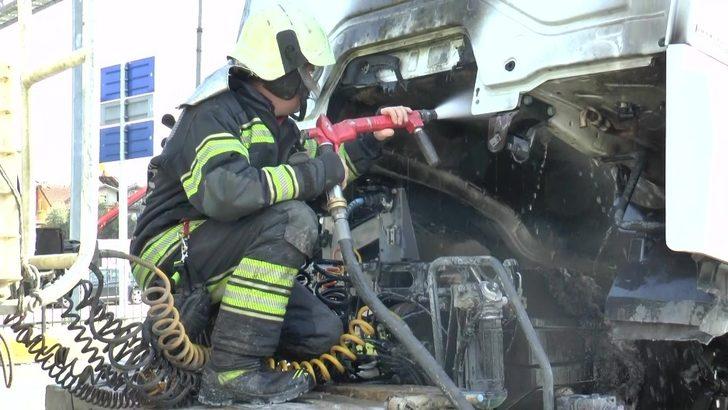 Seyir halindeki tır alevlere teslim oldu G2