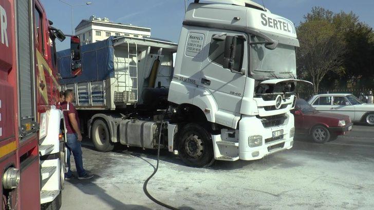 Seyir halindeki tır alevlere teslim oldu G4